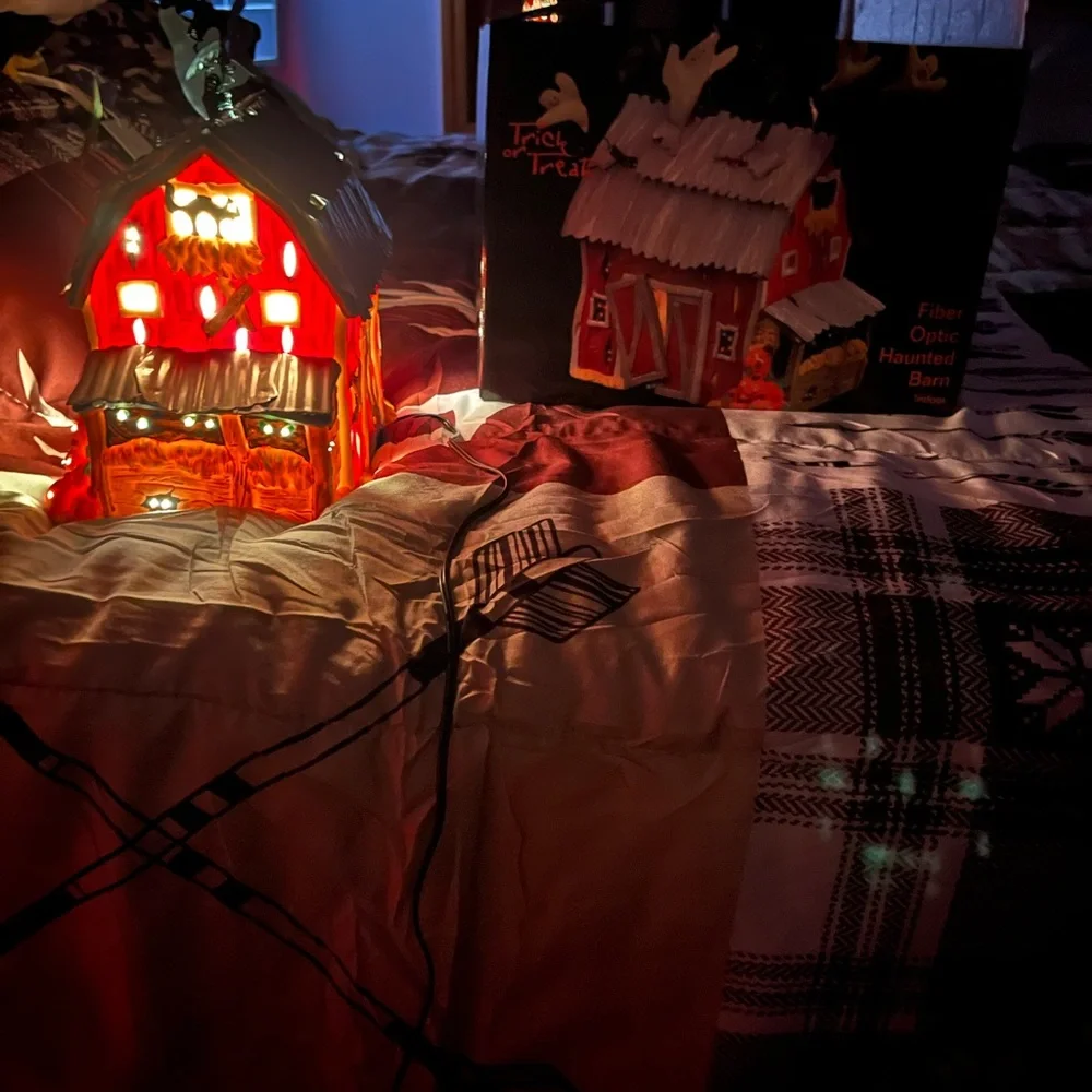 EUC RARE FIBER OPTIC HAUNTED HALLOWEEN BARN - Picture 1 of 6